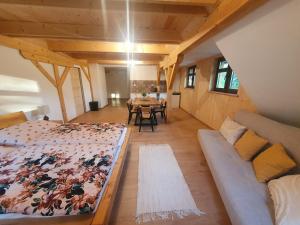 Cette chambre comprend deux lits, une table et des chaises. dans l'établissement Chalupa Kamenný Vrch Adršpach, à Teplice