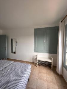 um quarto com 2 camas e um armário verde em Apartamentos Calan Blanes Park CB APM 2142 ,nº207 em Cala en Blanes