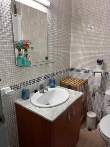 bagno con lavandino, specchio e servizi igienici di Apartamentos Calan Blanes Park CB APM 2142 ,nº207 a Cala en Blanes