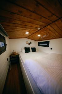 格雷梅的住宿－Cappatiny House，一张白色大床,位于一个拥有木制天花板的房间