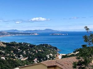 - une vue sur l'océan depuis une colline avec des maisons dans l'établissement Charming & Peaceful apartment Begur with Swimming pool, à Begur