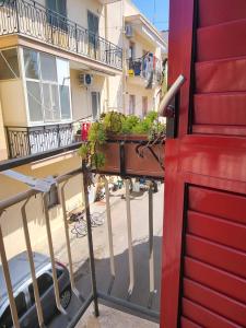 Un balcón con una planta en maceta en una barandilla. en Il Pizzuto - Appartamento da Nonna Anna, en Bernalda