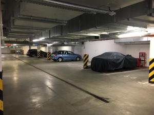 un parking avec des voitures garées dans un garage dans l'établissement Gdansk Old Town Panienska 3, à Gdańsk