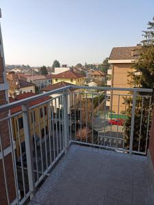 einen Balkon mit Stadtblick in der Unterkunft Trilocale centrale in Seregno
