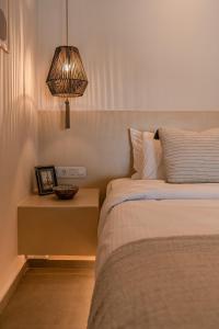 メッサリアにあるLiving Moments Villa Amersaのベッドルーム1室(ベッド2台、写真付きテーブル付)