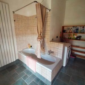 ein Badezimmer mit einer Badewanne und einer Waschmaschine in der Unterkunft Trilocale centrale in Seregno