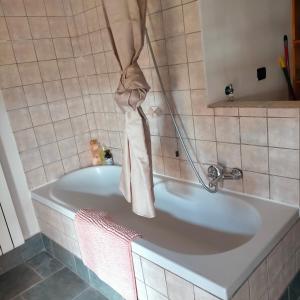 eine Badewanne mit einem Handtuch darüber. in der Unterkunft Trilocale centrale in Seregno