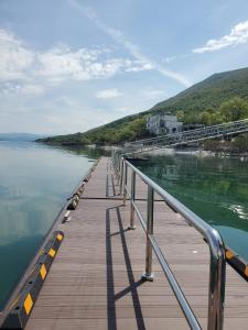 un puente sobre un cuerpo de agua en Holiday Center Apartment, en Shkodër