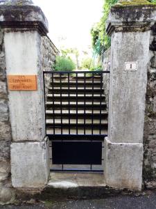 una entrada a una puerta en un edificio de piedra en Les chambres du Montagut, en Saint-Sauveur-de-Montagut