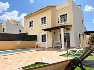 Bazén v ubytovaní FTV Holidays Homes alebo v jeho blízkosti