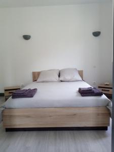En eller flere senge i et værelse på Les chambres du Montagut