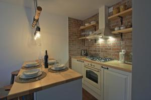 cocina con encimera y fogones horno superior en Holiday Home Bulog, en Sinac