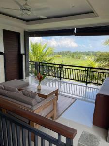 Zimmer mit Balkon, Sofa und Tisch in der Unterkunft Bayad anyar - Ubud Bali in Ubud