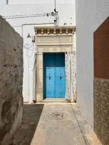 納布勒的住宿－Dar Kaba，建筑物一侧的蓝色门
