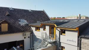 ein Gebäude mit Sonnenkollektoren auf dem Dach in der Unterkunft Pondos in Šumperk
