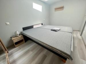Un dormitorio con una cama con un libro. en Pondos, en Šumperk