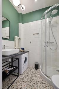 a bathroom with a sink and a washing machine at Plac Ratuszowy 50 - Old Town - 2 Sypialnie i Salon in Jelenia Góra