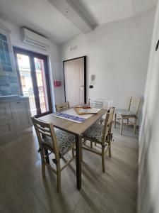 Un comedor con mesa y sillas de madera. en Il Pizzuto - Appartamento da Nonna Anna, en Bernalda