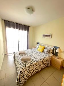 1 dormitorio con cama y ventana grande en RELAX APARTAMENTO Playa Fenals en Lloret de Mar