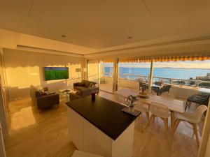 sala de estar con vistas al océano en 06AO - Superbe appartement avec vue mer exceptionnelle, en Villeneuve-Loubet