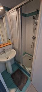 y baño con lavabo y ducha. en Les chambres du Montagut, en Saint-Sauveur-de-Montagut