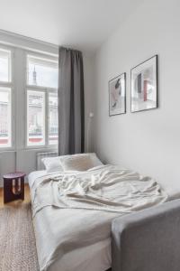 Postel nebo postele na pokoji v ubytování Bright Condo in New Town by Prague Days