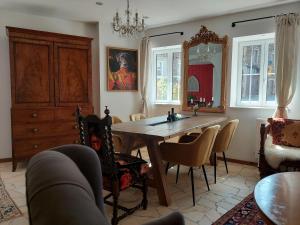 ein Esszimmer mit einem Tisch, Stühlen und einem Spiegel in der Unterkunft Romantisches Ferienhaus in Moselnähe in Maring-Noviand
