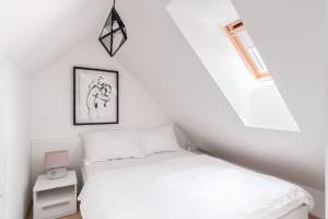 Postel nebo postele na pokoji v ubytování Attic Maisonette in Střešovice by Prague Days