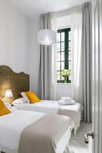 Pokój z 2 łóżkami i oknem w obiekcie San Buenaventura Apartment 1 w Sewilli