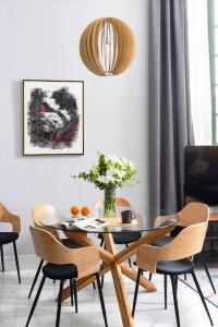 jadalnia ze stołem i krzesłami w obiekcie San Buenaventura Apartment 1 w Sewilli +6 zdjęć