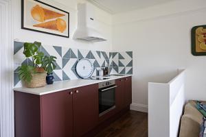 Η κουζίνα ή μικρή κουζίνα στο Paramount Apartments Ilfracombe, arty seaside holiday apartments