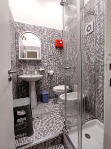 bagno con doccia, lavandino e servizi igienici di Ale & Tizy House a Napoli