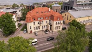 una vista aérea de un edificio con techo naranja en 16eur - Fat Margaret's en Tallin