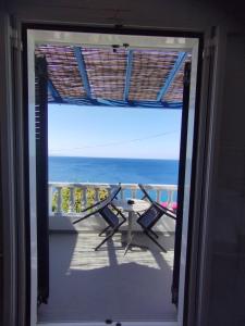 vistas al océano desde el balcón de una casa en Marisini Sea View, en Batsi