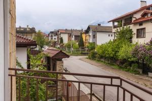 einen Balkon mit Blick auf eine Straße mit Häusern in der Unterkunft View apartment #1 in Bansko