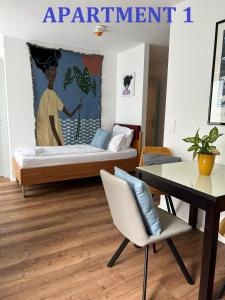 ein Wohnzimmer mit einem Bett, einem Tisch und einem sidx sidx in der Unterkunft Motel55 - nettes Hotel mit Self Check-In in Villach, Warmbad in Villach