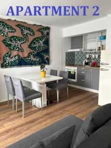 cocina y comedor con mesa y sillas en Motel55 - nettes Hotel mit Self Check-In in Villach, Warmbad, en Villach
