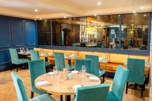 un restaurante con mesas y sillas y un bar en Manor House Hotel, en Bishop Auckland