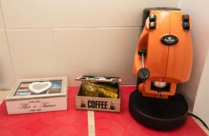 eine Kaffeemaschine auf einem Tisch neben einer Schachtel in der Unterkunft Casa Remo in Valmontone