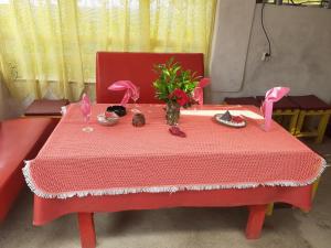 una mesa roja con un mantel rosa y flores. en Yellow fairy tale, en Visoko