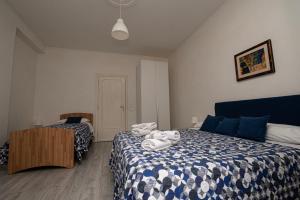 - une chambre avec un lit et une couette bleue et blanche dans l'établissement Casa Remo, à Valmontone