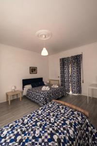 ein Schlafzimmer mit einem Bett und einem Sofa in der Unterkunft Casa Remo in Valmontone