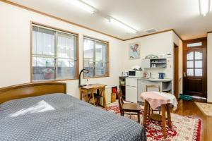 ein Schlafzimmer mit einem Bett und einem Schreibtisch sowie eine Küche in der Unterkunft Sakai Kita-ku - House - Vacation STAY 10593 in Asakayamachō