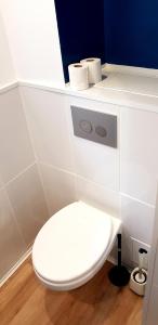- des toilettes blanches avec deux rouleaux de papier toilette dans l'établissement Escapade Niortaise - Studios climatisés hyper-centre de Niort, à Niort