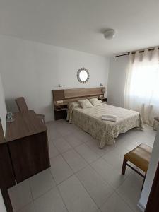 1 dormitorio con 1 cama y vestidor en Hotel Palacios, en Sanxenxo