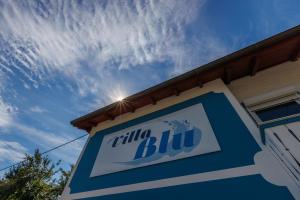 znak na boku budynku z niebieskim niebem w obiekcie Villa Blu w mieście Sankt Kanzian