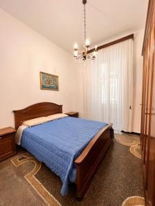 a bedroom with a bed and a chandelier at Savona Casa Vacanze vicino Mare 3 minuti WIFI in Savona