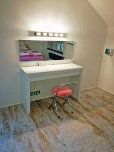 Postel nebo postele na pokoji v ubytování Münsing Nähe Starnberger See, schöne Ferienwohnung, Gästewohnung 125qm EG und OG KONTAKTFREI
