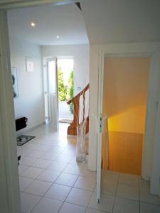 Fotografie z fotogalerie ubytování Münsing Nähe Starnberger See, schöne Ferienwohnung, Gästewohnung 125qm EG und OG KONTAKTFREI v destinaci Münsing