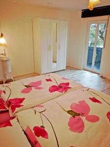 Postel nebo postele na pokoji v ubytování Münsing Nähe Starnberger See, schöne Ferienwohnung, Gästewohnung 125qm EG und OG KONTAKTFREI